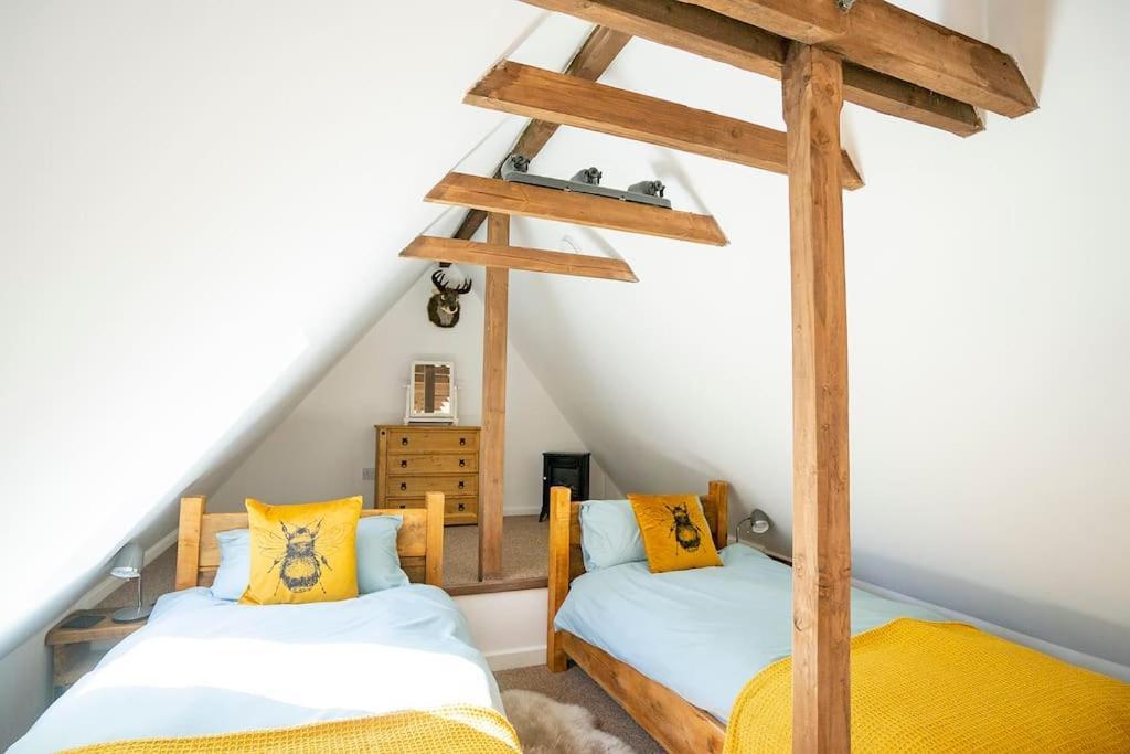 White Hill Lodge - Rustic Cabin Set In A Stunning Meadow Sevenoaks Εξωτερικό φωτογραφία