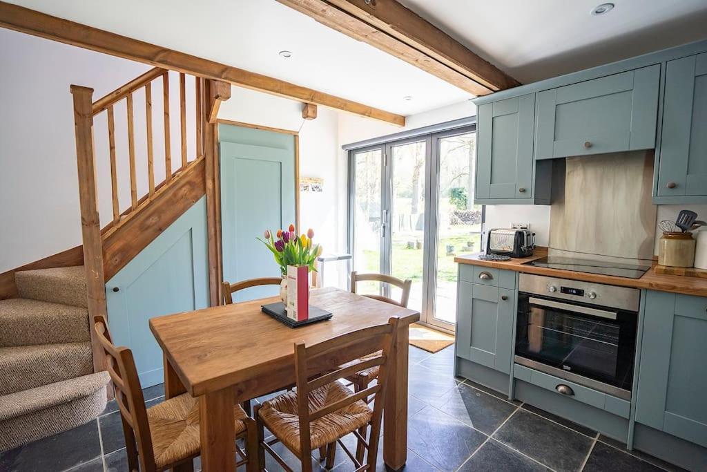 White Hill Lodge - Rustic Cabin Set In A Stunning Meadow Sevenoaks Εξωτερικό φωτογραφία